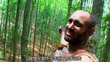 德子羅馬尼亞荒野求生，居然吃上了香噴噴的鹿腿，零食就烤點螞蚱串嘗嘗鮮  (1)