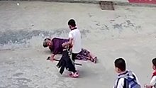 小學生毫不猶豫攙扶摔倒老人，你是家長同意這樣做？
