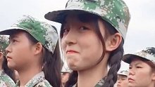 軍訓還笑，十個俯臥撐，準備！