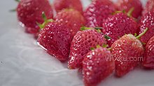水洒在新鲜草莓上饮品-实拍视频