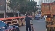 大爺推著自行車橫穿馬路，雖留心觀察卻仍被豪車壓住了腳