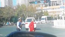 一老人常年义务指挥交通被闯红灯的奶奶气的气够呛