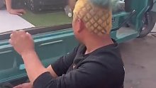街头偶遇卖菠萝老板，就连发型都是菠萝头