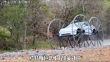 给特斯拉装上120英寸的自制轮毂轮圈直径高达3米轮毂超过车身高度可倒立行驶