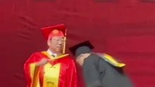 畢業(yè)典禮上，畢業(yè)生直接給校長來了波香吻！