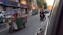 大哥打著點滴就騎車出門，沒想到是為了打麻將