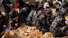 一高校軍訓(xùn)新生掰玉米，“放眼整個軍訓(xùn)屆都相當(dāng)炸裂”