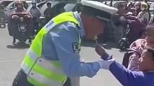 當個交警真不容易，讓學生喂肥了