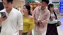 排隊(duì)登記相親時(shí)發(fā)生的一幕，小哥一個(gè)調(diào)皮的舉動(dòng)，沒(méi)想到促成一對(duì)戀人。