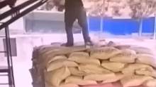 幸虧我蹲的快