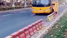 有軌道的校車