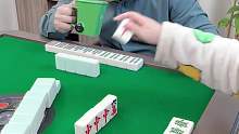 真是見(jiàn)了鬼了，他手里的哪個(gè)麻將怎么回事到哪里去了