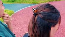 蝴蝶落在女生头上，展翅驻足许久不愿意去，这才是真正的蝴蝶结，自然的美！
