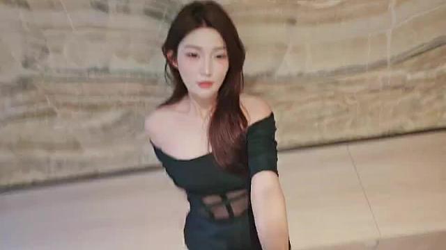 跳舞跳得臉紅放聲大笑