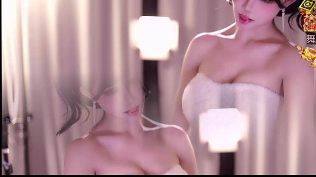 隨節(jié)奏擺動性感舞姿
