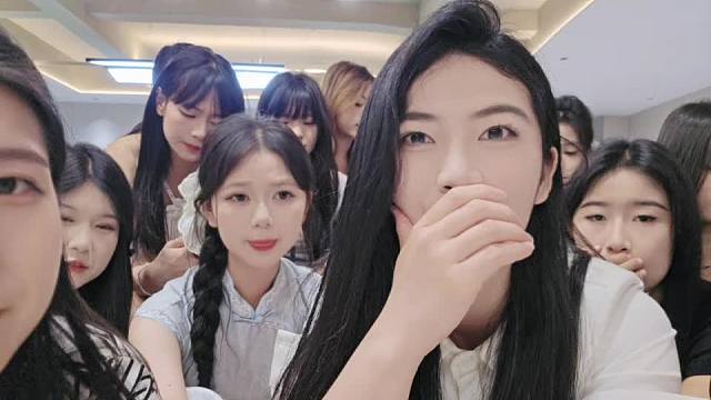 多人互動被調(diào)侃似拍全家福