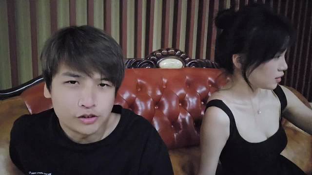 擠胸衣疼得直呼不行