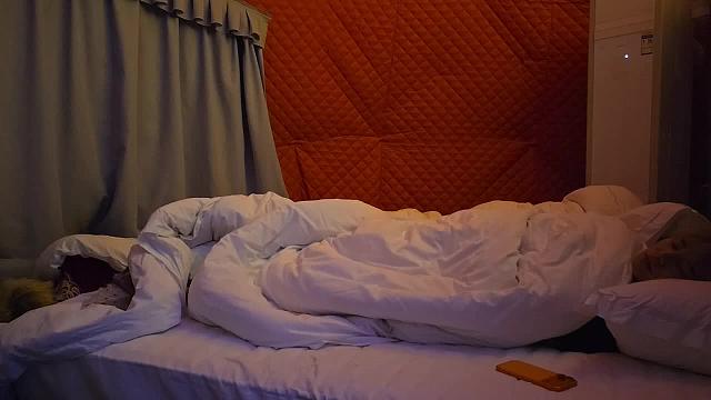 拿充電線整蠱驚醒熟睡人