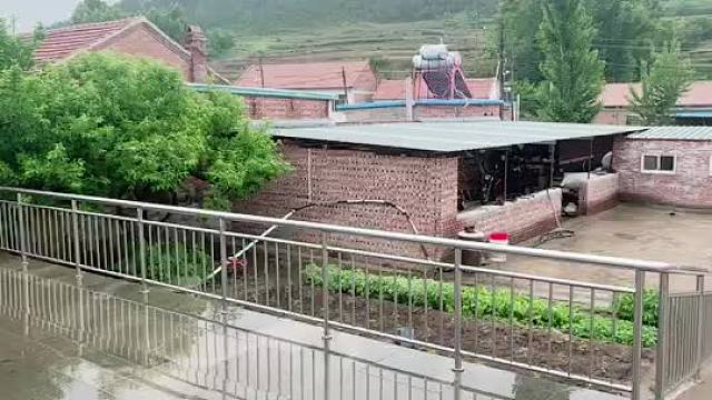 自豪展示雨后鄉(xiāng)村豪宅環(huán)境
