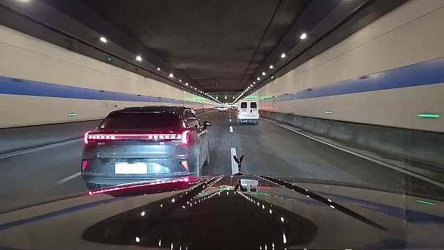 前車亂丟垃圾引眾怒