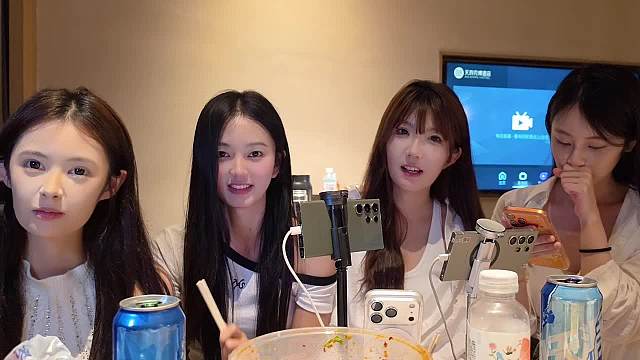 七七小王父母親自送校放心托付