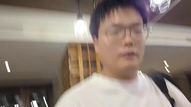 女性推門進(jìn)入昏暗區(qū)