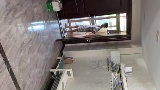 推開深色大門進(jìn)入室內(nèi)操作