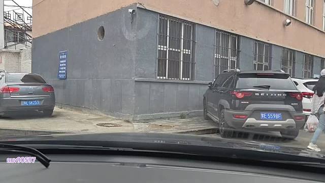 車內(nèi)不慎滑落冷水壺