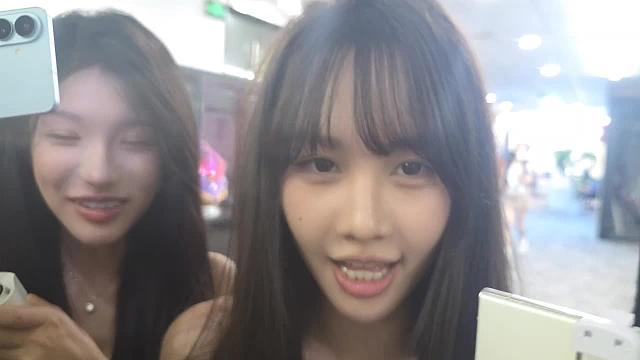 互動時(shí)腹部遭撫摸引發(fā)哄笑