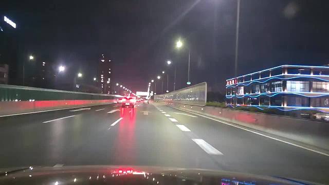 哭訴住房被毀情緒崩潰