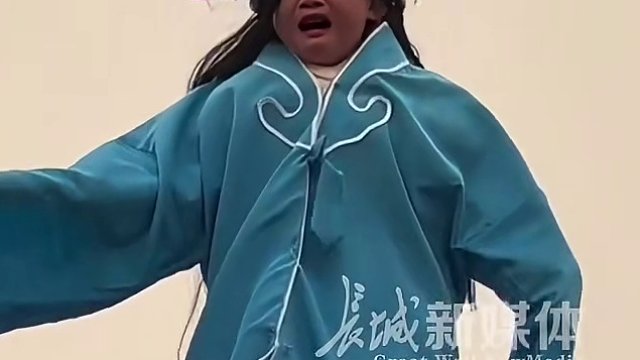 2月18日，#陕西小孩扮社火被吓哭，头发被吹成空气刘海。