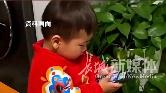 4月10日采访#贵州贵阳，#萌娃沉迷玩手机时间久了老眨眼爸爸开大小眼特效吓他，萌娃：我再也不玩手机了