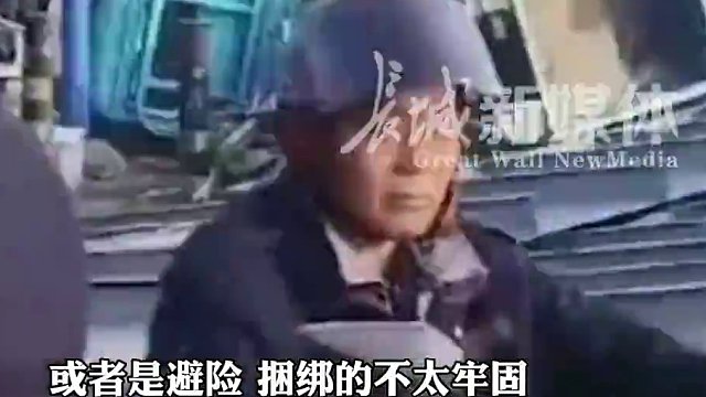 4月22日报道，#安徽 长丰县一货车装载的钢材经过路口时滑落，致多人受伤。一位老人被救援人员从钢材堆