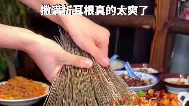 小吃里都是折耳根：鐵簽烤肉、戀愛豆腐果、蛋包洋芋、豆腐圓子