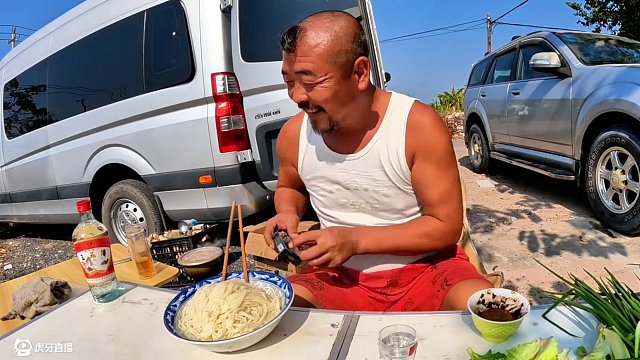 沙大廚的晚餐真厲害，一大碗面用排骨蓋著吃，真牛#露營(yíng)美食