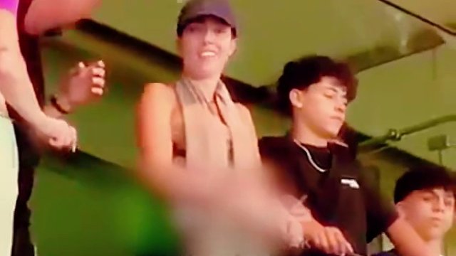 陌生男子搭訕喬治娜被C羅發(fā)現(xiàn)后C羅停止采訪隔空威脅陌生男#足球