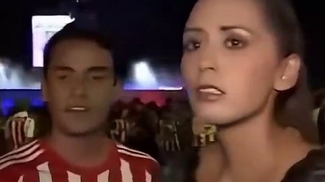 球迷靠近女主持發(fā)生身體接觸，女主持認(rèn)為受到性侵發(fā)起反擊#足球??