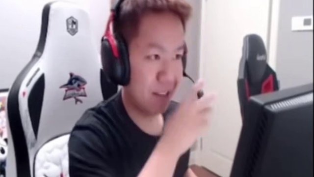 熟悉的念舊終于回來了.念舊排位背身一梭子沒打死.還被對面反殺.尷尬的念舊直接破門而出#穿越火線 #白