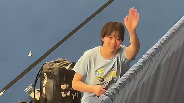 陳若琳被粉絲投遞的娃娃砸中腦袋，隨后生氣將娃娃扔回去，嬋寶看樂了
