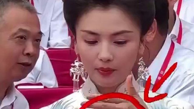 為何“媽祖”劉濤要倒放礦泉水？看到王一博加速小跑躲避汽車，才知斗智斗勇#劉濤 #王一博 #成毅 #娛