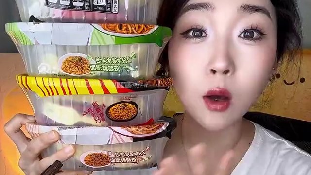 姐妹們我真的太愛吃這個鮮拌面了 碳水腦袋愛嗦面，這個真的好方便啊！開水泡后拌上料汁就能吃啦！都是非油