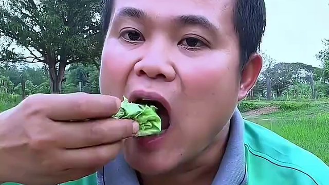 薄荷葉酸辣?涼拌?生蠔臭菜尖 #我的農(nóng)村生活 #泰國大叔#泰國美食#泰國生活#內(nèi)容啟發(fā)搜索