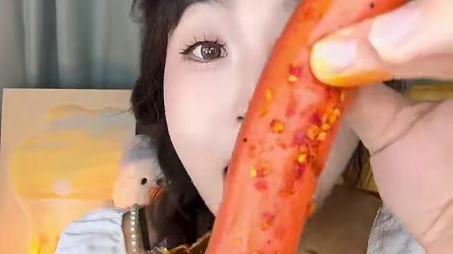 我最近真的太愛(ài)吃烤腸了，到手共8根！打開(kāi)就能吃，皮脆肉嫩！#又好吃又便宜 #追劇小零食 #蒜香烤腸