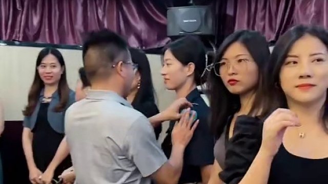 眼鏡大哥找老婆眼光犀利，直奔這位低調(diào)簡單小女生表白 #廣州 #深圳 #情感 #同城熱點(diǎn) #同城優(yōu)先推