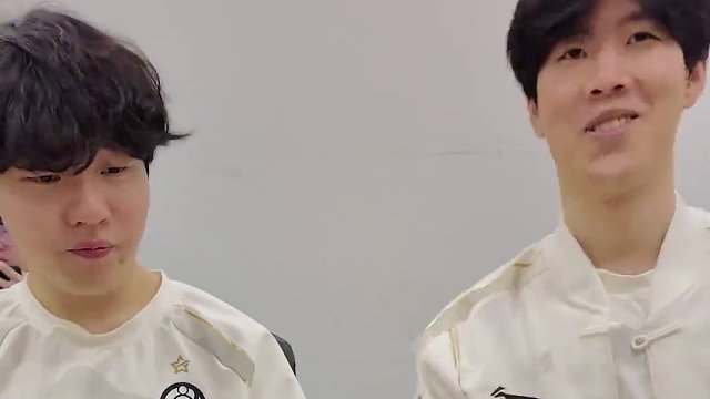 Rookie：不要笑挑戰(zhàn)么？有意思#theshy #rookie #iG #水果炸彈