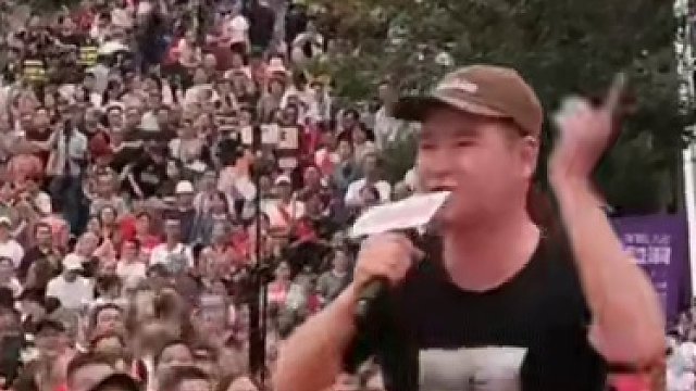 今天是你的生日刀郎，外場粉絲人山人海，內(nèi)場又開始啦。還是一首情人開場哦！#刀郎新歌 #刀郎重慶演唱會