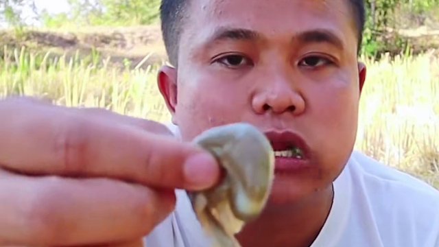 小苦瓜糊辣?涼拌蝸牛螺肉 #我的鄉(xiāng)村生活 #泰國大叔#泰國美食#泰國生活#內(nèi)容啟發(fā)搜索