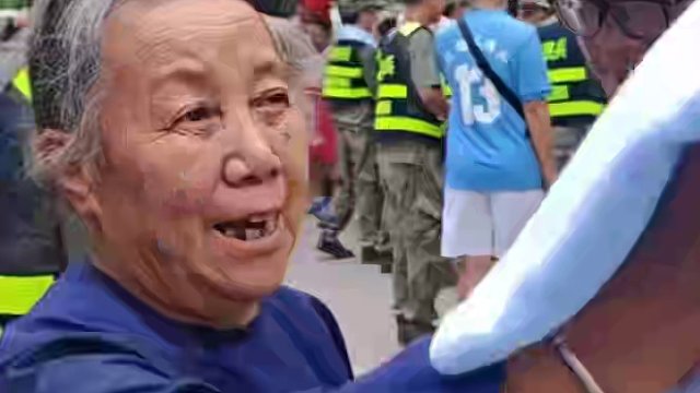 榕江百姓“十里”沿街送恩人感天動地，第一批救援隊(duì)返程 榕江全城百姓夾道淚目送別，感謝英雄們，辛苦了，
