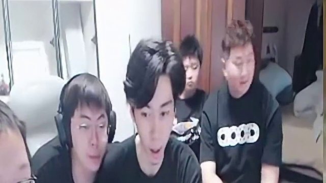 倔雞拿鍵盤 小莫戴耳機(jī) 林威拿鼠標(biāo) 真是頂級配合啊