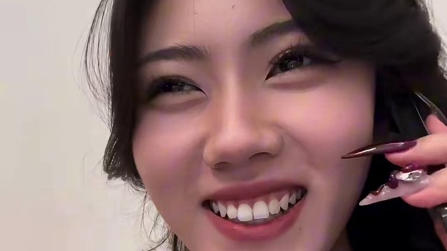 趁機(jī)逗逗她…